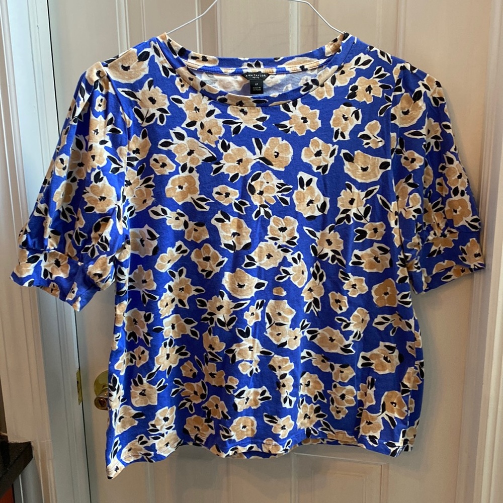 Ann Taylor Blue/Brown Floral Short Sleeve Shirt with Bubble Sleeve- Petite Large